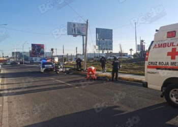 Pareja alcoholizada resulta lesionada tras impactar en moto contra un poste en el Trébol de La Paz