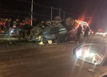 Aparatoso accidente entre tráiler y camioneta en la Tula – Refinería