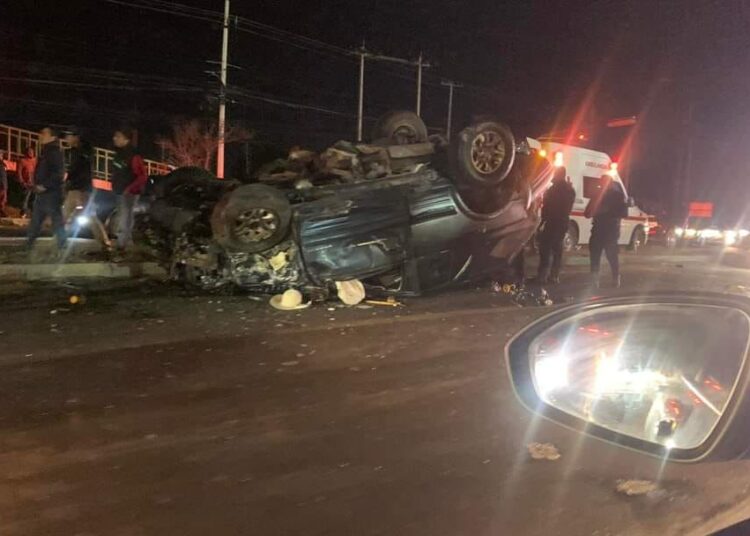 Aparatoso accidente entre tráiler y camioneta en la Tula – Refinería