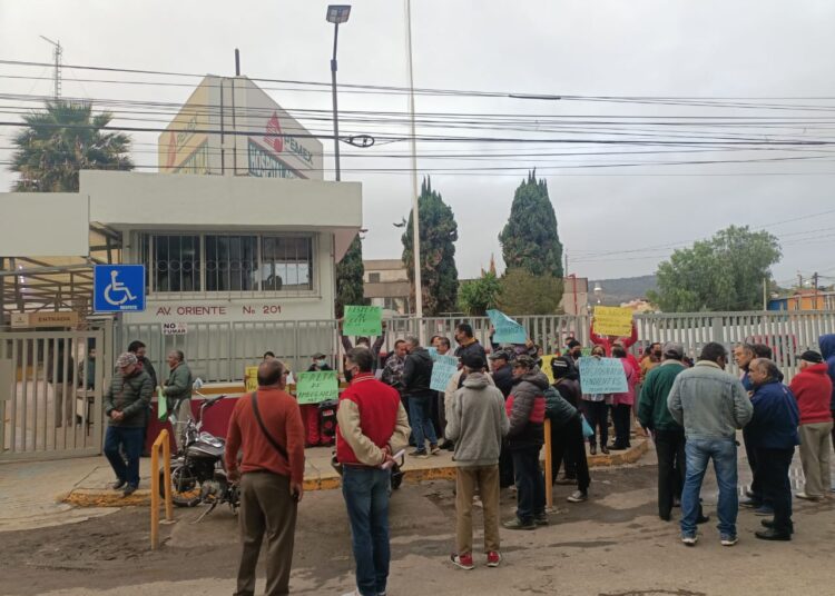 Jubilados de Pemex se manifiestan en hospital de Tula; señal deficiencias en servicios médicos