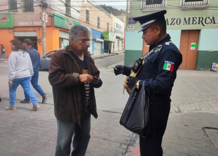 Policías de Pachuca entregan cartera extraviada a su dueño