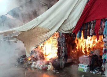 Incendio consume varios puestos en la Plaza del Vestido de Tulancingo