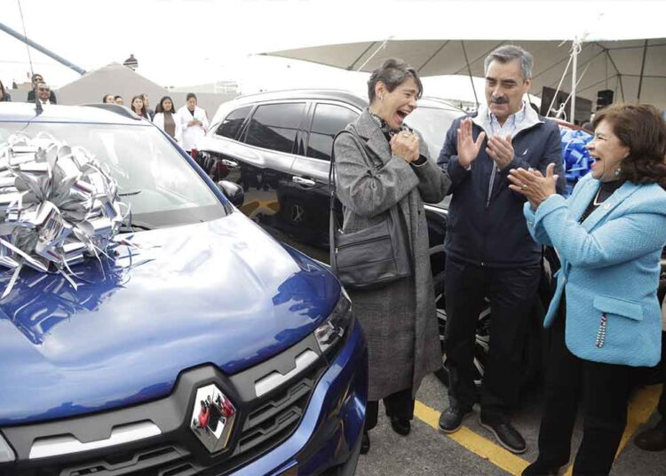 Beneficia UAEH a personal con entrega de vehículos