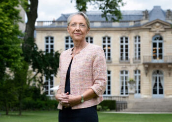 Dimite Elizabeth Borne, la primera ministra de Francia