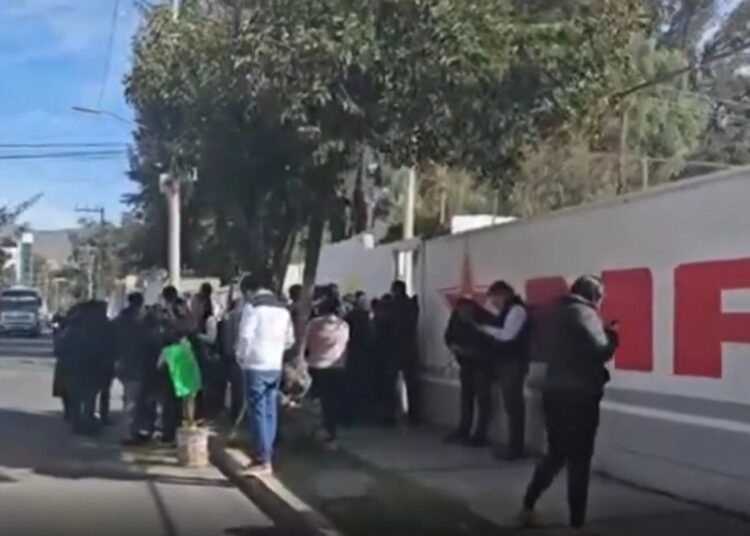 Padres de familia se manifiestan para exigir un profesor en escuela primaria de Pachuca