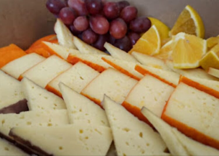 Quesos gourmet aguardan a turistas en cava subterránea de Actopan