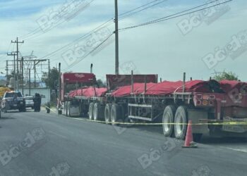 Asaltan tractocamión cargado de varilla en Tula; conductor herido