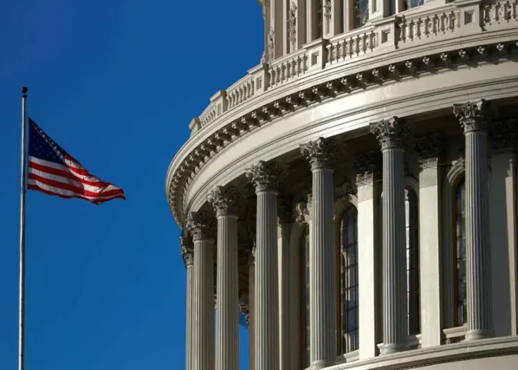 Senadores de EEUU buscan limitar paso a migrantes