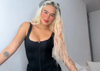 Así reaccionó Karol G a la mercancía no oficial