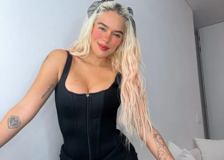 Así reaccionó Karol G a la mercancía no oficial