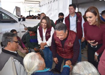 Gobierno de Hidalgo entrega lentes a través de las Unidades Móviles Gerontológicas
