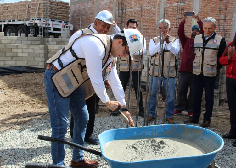 Subsecretario de Infraestructura Pública de Hidalgo coloca la primera piedra de la construcción del colegio de ingenieros arquitectos del estado de Hidalgo