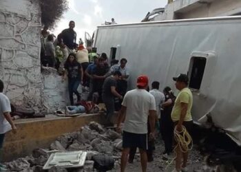 Accidente en la México-Pirámides deja saldo preliminar de 3 personas sin vida y más de 20 heridos