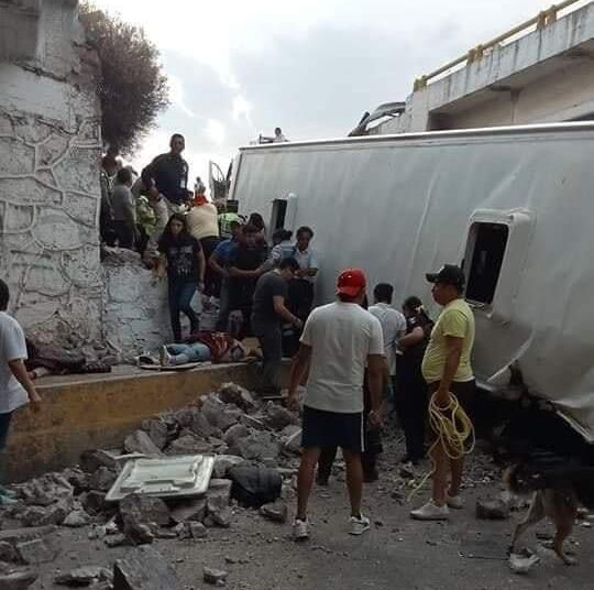Accidente en la México-Pirámides deja saldo preliminar de 3 personas sin vida y más de 20 heridos