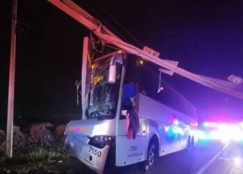 Autobús impacta contra arco carretero en la Pachuca-Sahagún