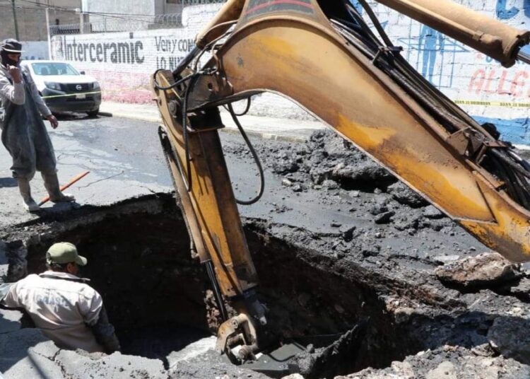 Socavón en Pachuca por colapso de drenaje