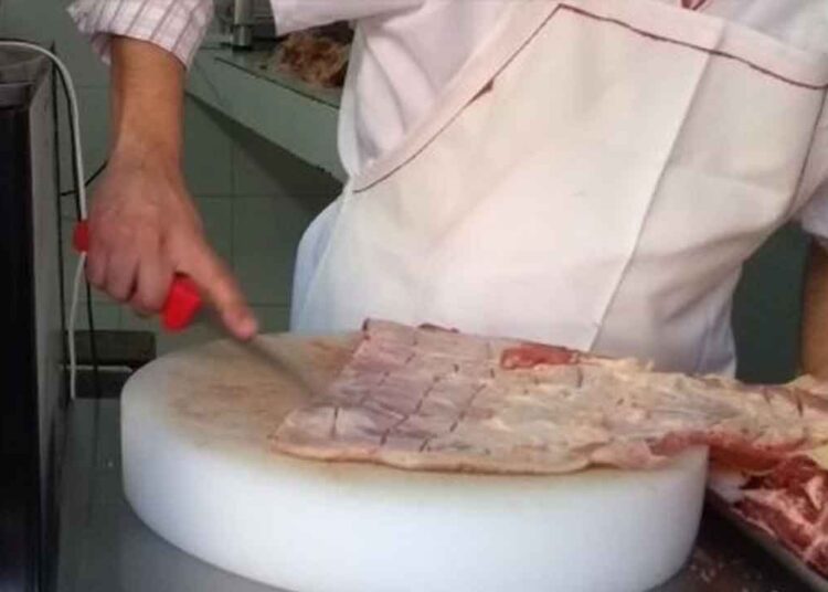 Recomiendan a la población evitar productos cárnicos en mal estado