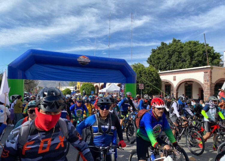 Participan cientos de ciclistas en el Reto 60K de la Sierra Gorda