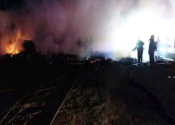 Un incendio consumió un negocio de tarimas en Pachuca