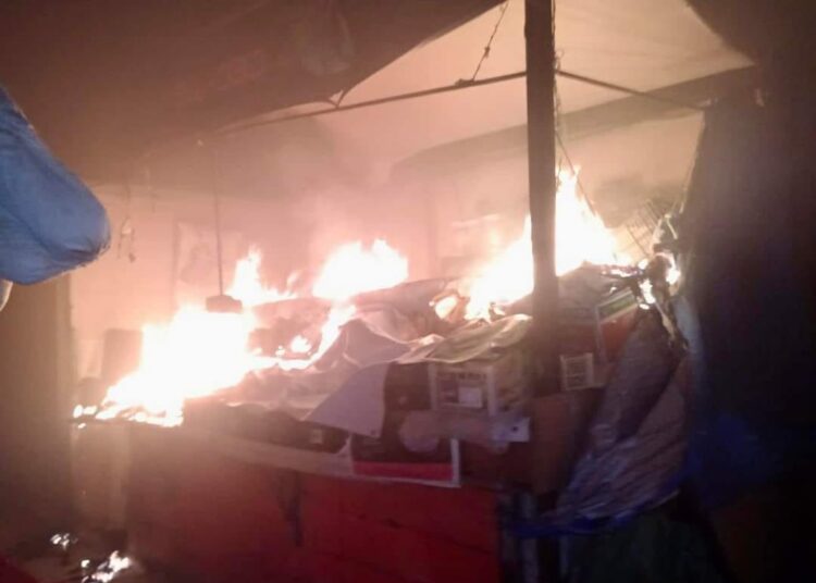 Bomberos controlan incendio en mercado Juan C. Doria en Pachuca; tres locales afectados