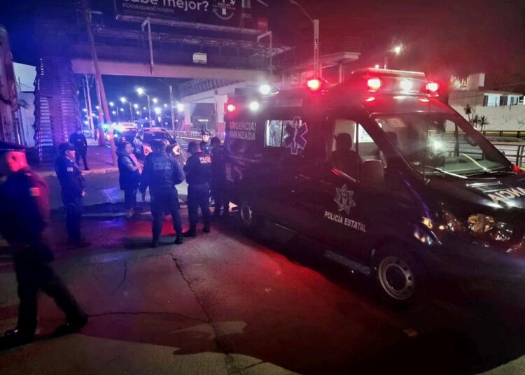 Video | Rescatan a mujer que intentaba lanzarse de un puente con su bebé en Pachuca