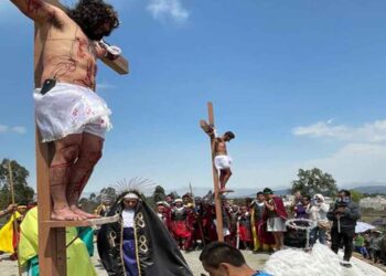 Acatlán revive la tradición con el Viacrucis Viviente de Semana Santa