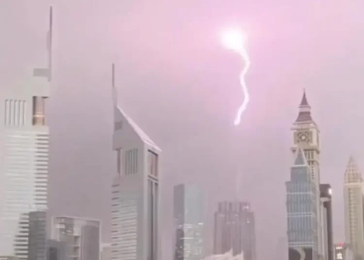 ¡Dubai siembra nubes para que llueva!