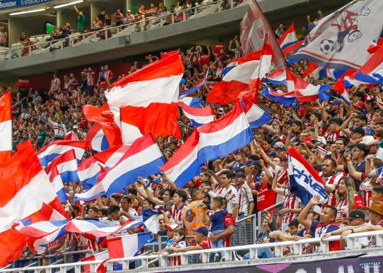 ¡La regaron! Grupo de animación de Chivas es castigado y vetado del estadio