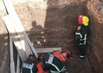 Rescatan a dos adultos mayores que cayeron a una excavación en Pachuca