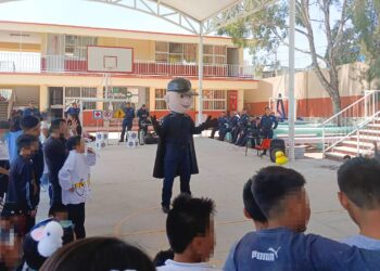 Menor refiere ser víctima de abuso sexual y pide apoyo a policías durante acto escolar