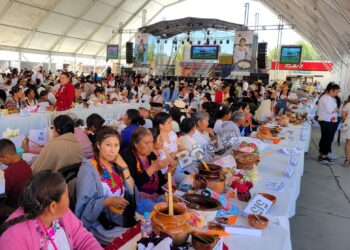 Gobernador de Hidalgo destaca la originalidad de la gastronomía de Santiago de Anaya