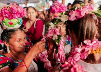 Sheinbaum compromete obra y apoyos para la Huasteca hidalguense