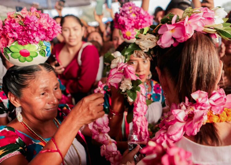 Sheinbaum compromete obra y apoyos para la Huasteca hidalguense