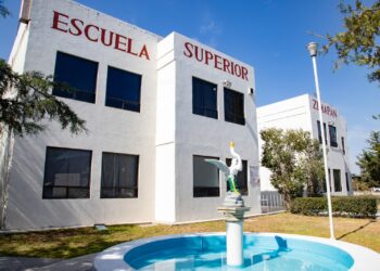 Estudia Licenciatura en Derecho en la Escuela Superior de Zimapán