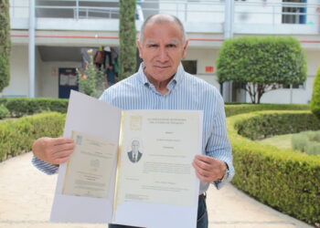 Estudiante Garza de 61 años obtiene título de doctor con mención honorífica
