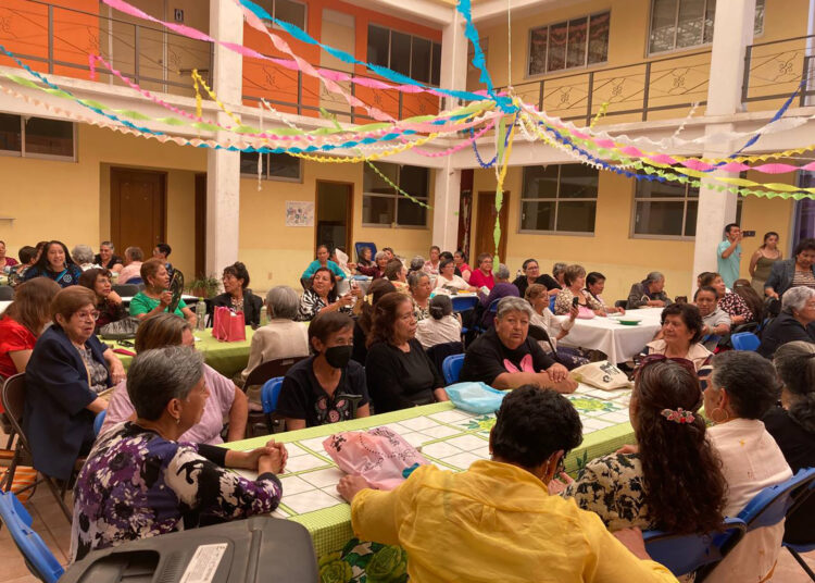 Adultas mayores festejan Día de las Madres