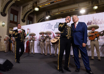 AMLO celebra Día de las Madres con concierto en Palacio Nacional