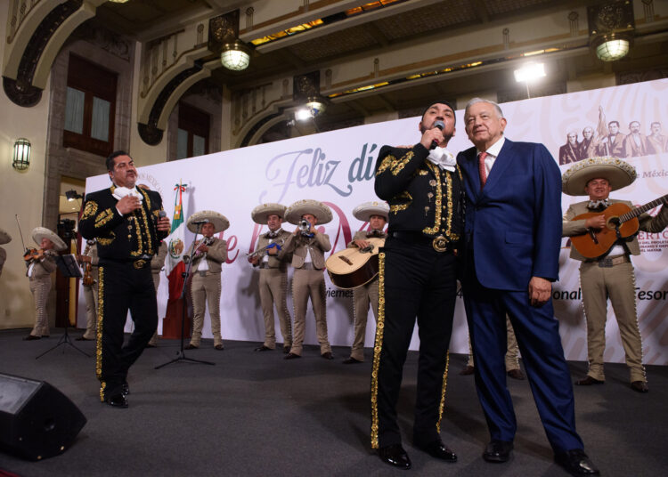 AMLO celebra Día de las Madres con concierto en Palacio Nacional