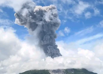 Monte Ibu en Indonesia entra en erupción