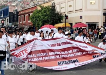 Maestros de Hidalgo conmemoran el Día del Trabajo con multitudinaria marcha en Pachuca