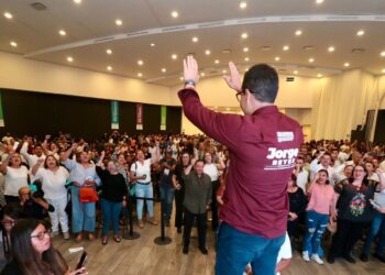 Jorge Reyes presenta sus propuestas en acto masivo