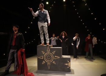 Entre risas y crítica presentan estudiantes del IA montaje de egreso