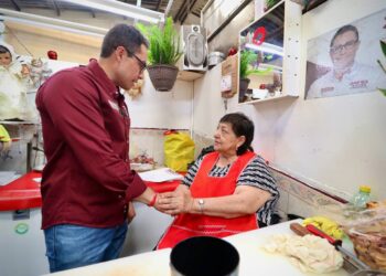 Compromete Jorge Reyes respaldo a comercio local en Pachuca