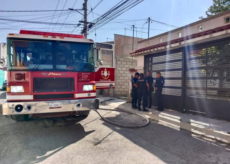 Bomberos sofocan incendio en vivienda en Mineral de la Reforma