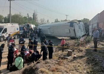Video: Accidente de tren y autobús deja a una persona sin vida y al menos 5 heridos graves