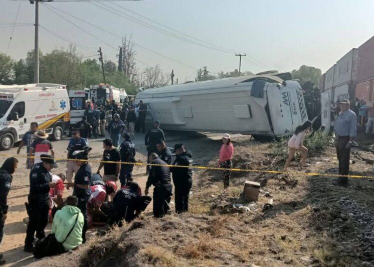 Video: Accidente de tren y autobús deja a una persona sin vida y al menos 5 heridos graves