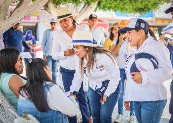 Ana María Rivera recorre Tezontepec en encuentro directo con ciudadanos