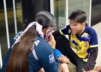 Policía Violeta auxilia a menor con autismo desorientado en Tuzobús