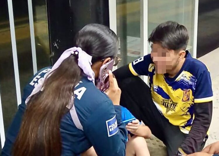 Policía Violeta auxilia a menor con autismo desorientado en Tuzobús