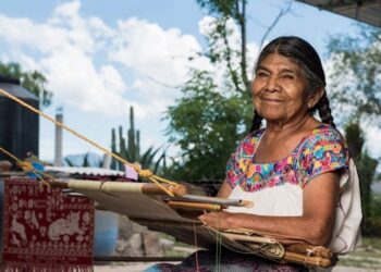 Destaca artesana del Valle del Mezquital en premio de promoción cultural